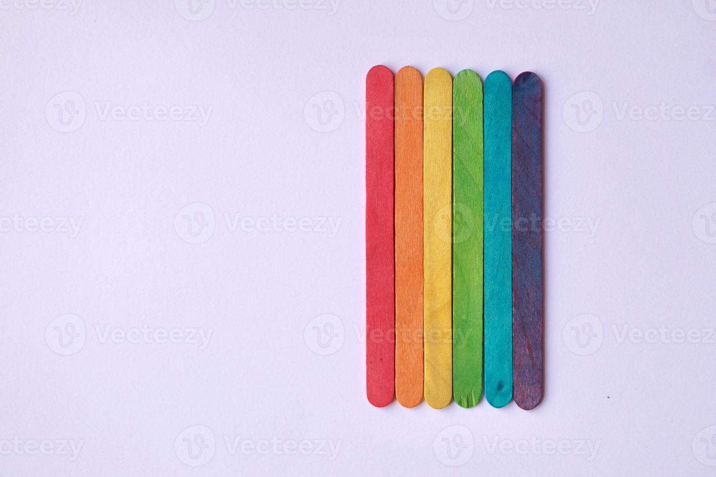 LGBT-Flagge mit Holzstäbchen foto