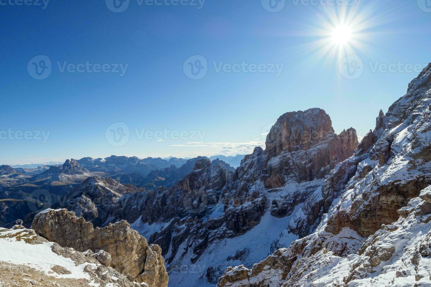 Panorama- Aussicht von das berühmt Spitzen von das Dolomiten, Belluno Provinz, Dolomiti Alpen, Italien foto