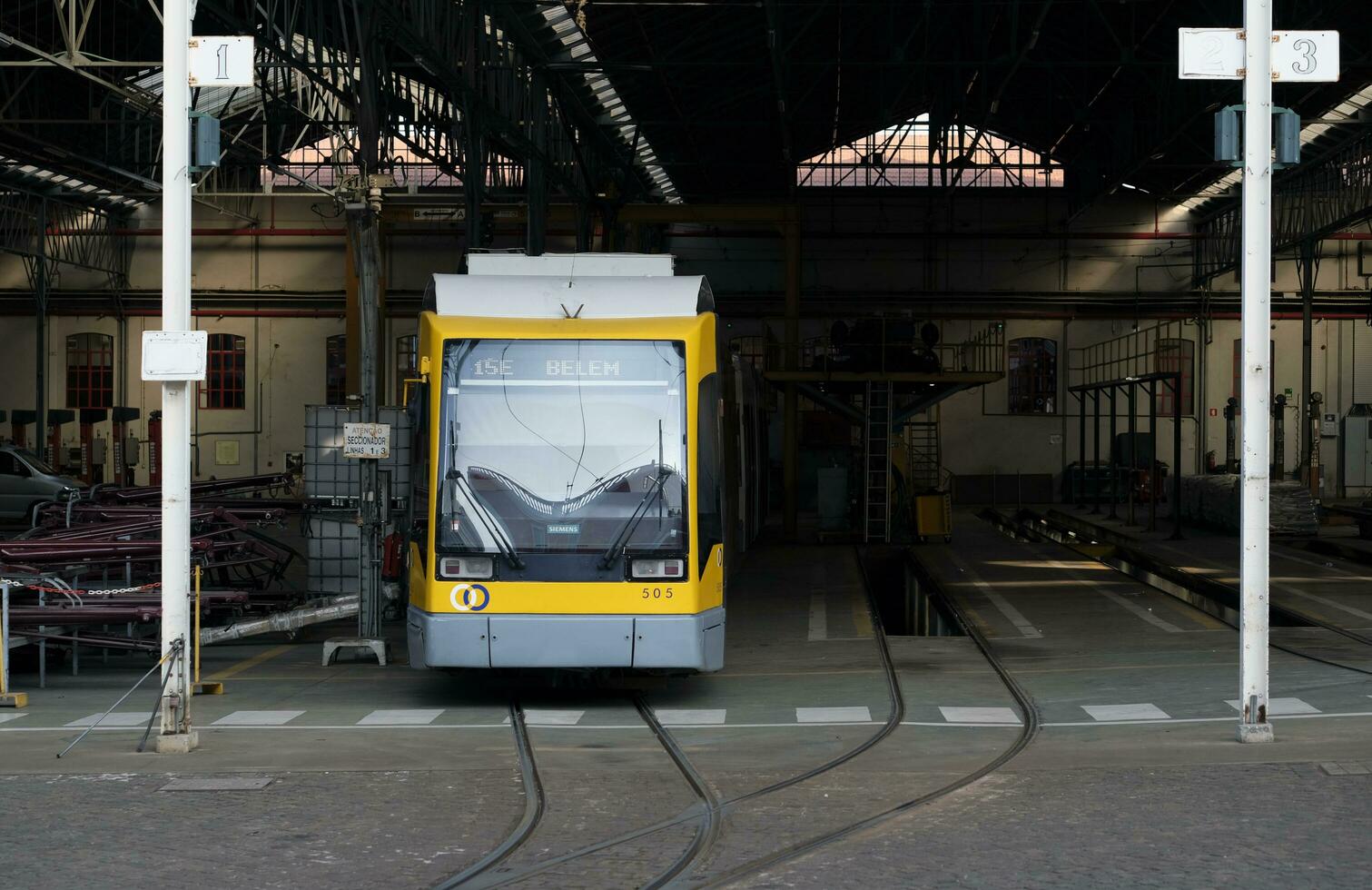 20 dürfen, 2023 - - Lissabon, Portugal - - ein modern Straßenbahn Wagen warten im das Schatten von das Bahnhof beim das Ende von das Tag. foto