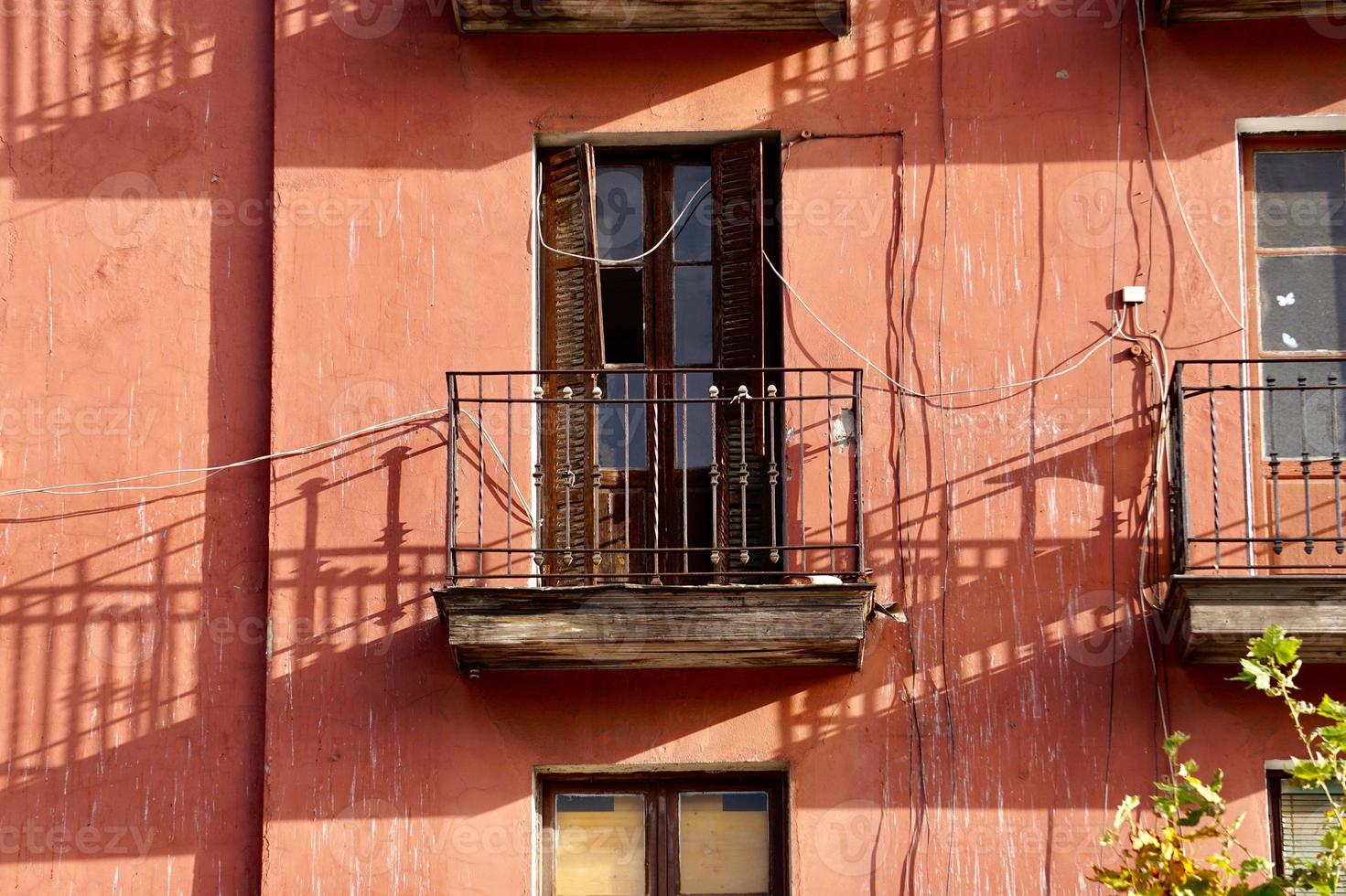 Balkon an der Fassade des Hauses foto