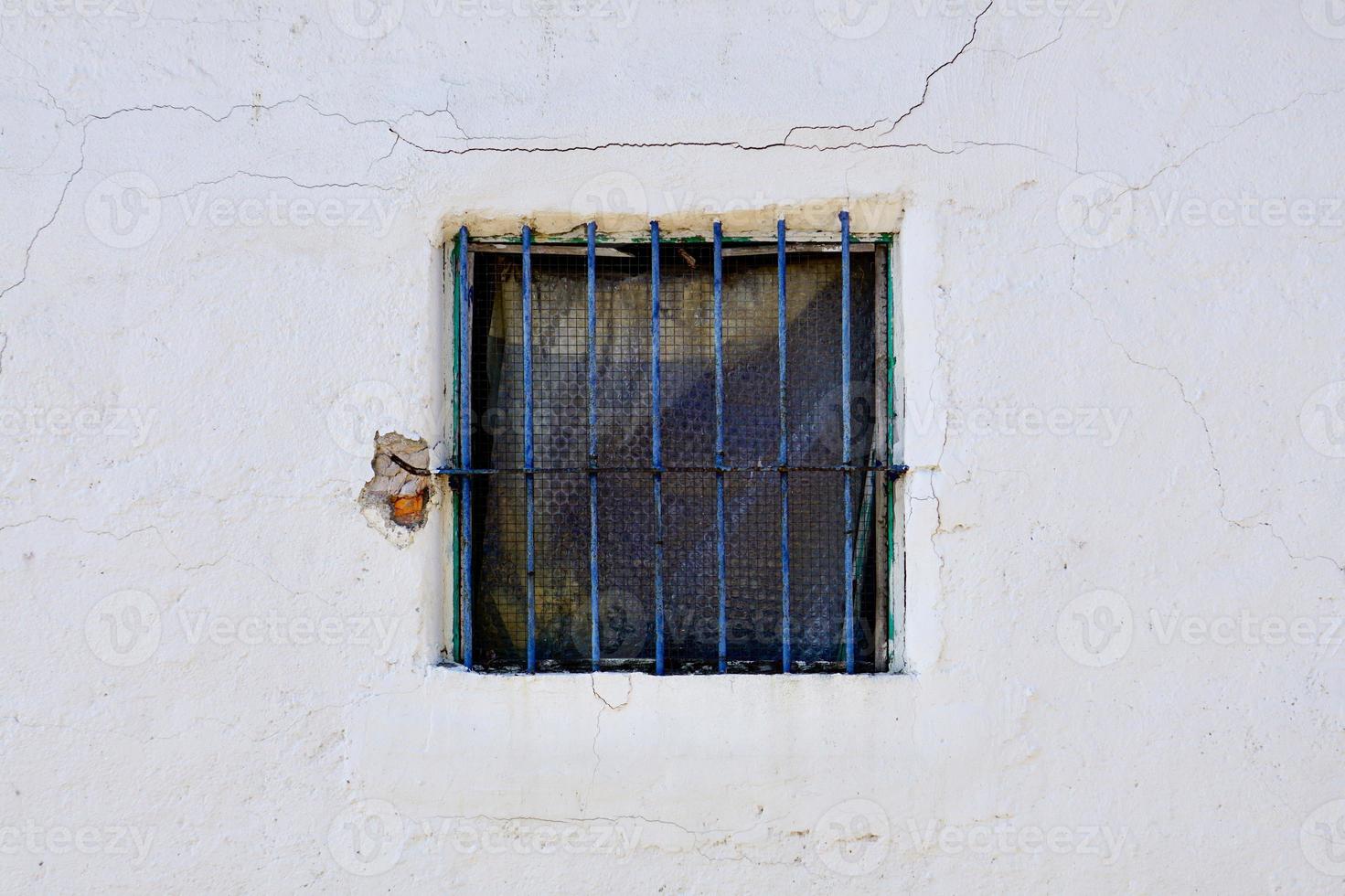 Fenster auf der weißen Fassade des Hauses foto