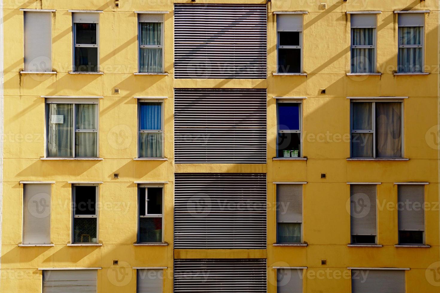 Fenster an der Fassade des Gebäudes foto