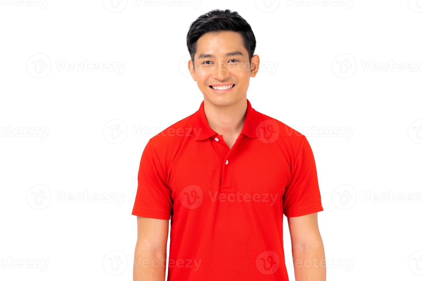 junger Mann im roten Hemd auf weißem Hintergrund foto