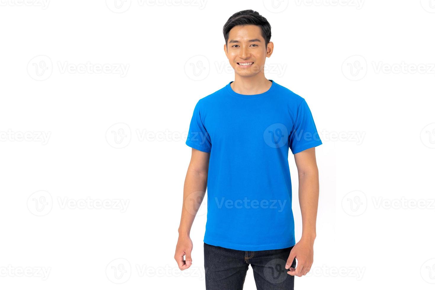 junger Mann im blauen T-Shirt auf weißem Hintergrund foto