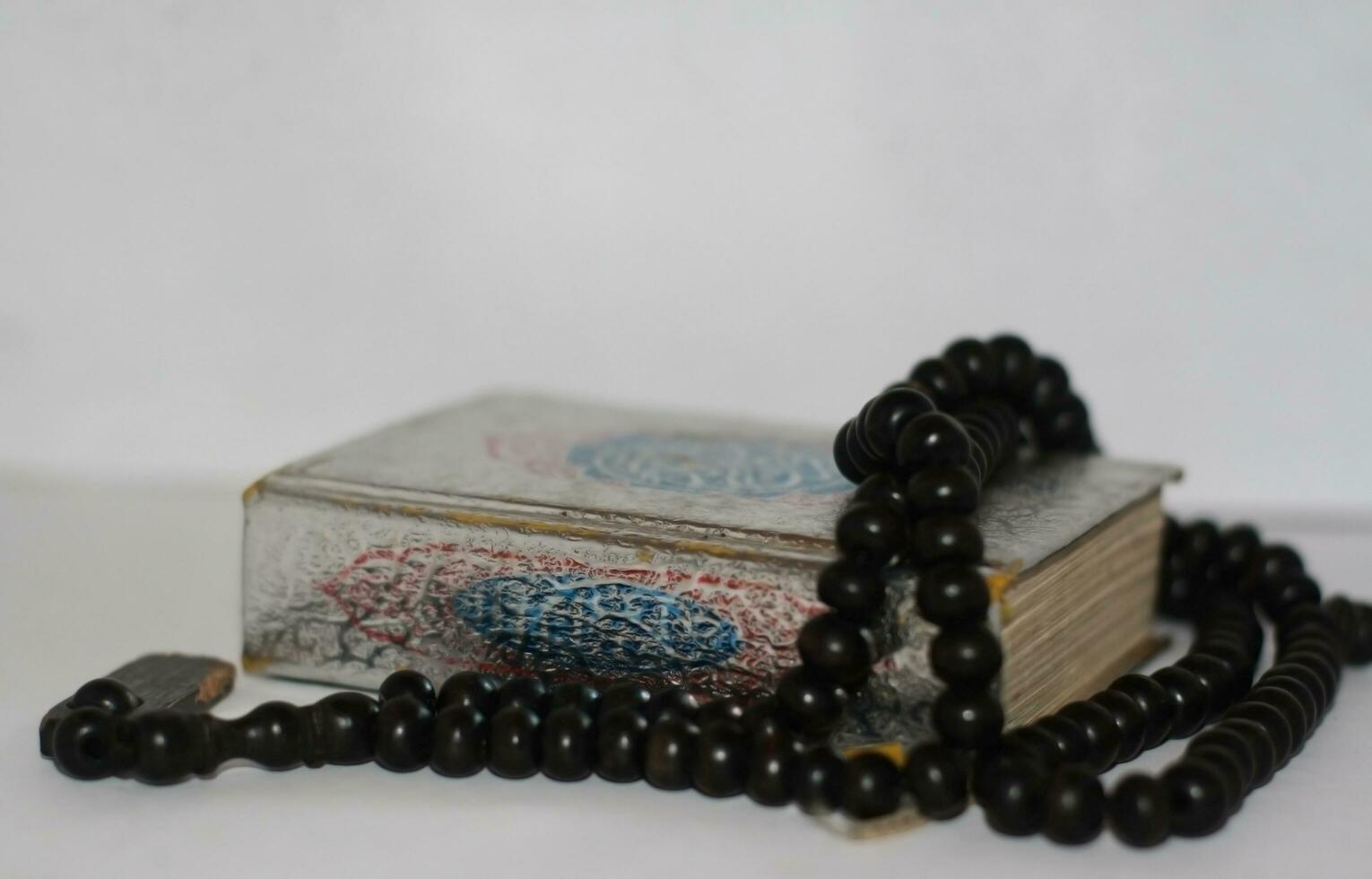 tasbih welche beinhaltet heilig Buch Koran foto