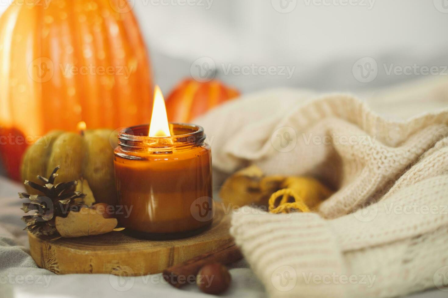 Herbst Komposition mit aromatisch Kerze im Glas Krug mit hölzern Docht, und Kerze gestalten von Kürbisse. Konzept von Aromatherapie, Meditation und Wohlbefinden foto