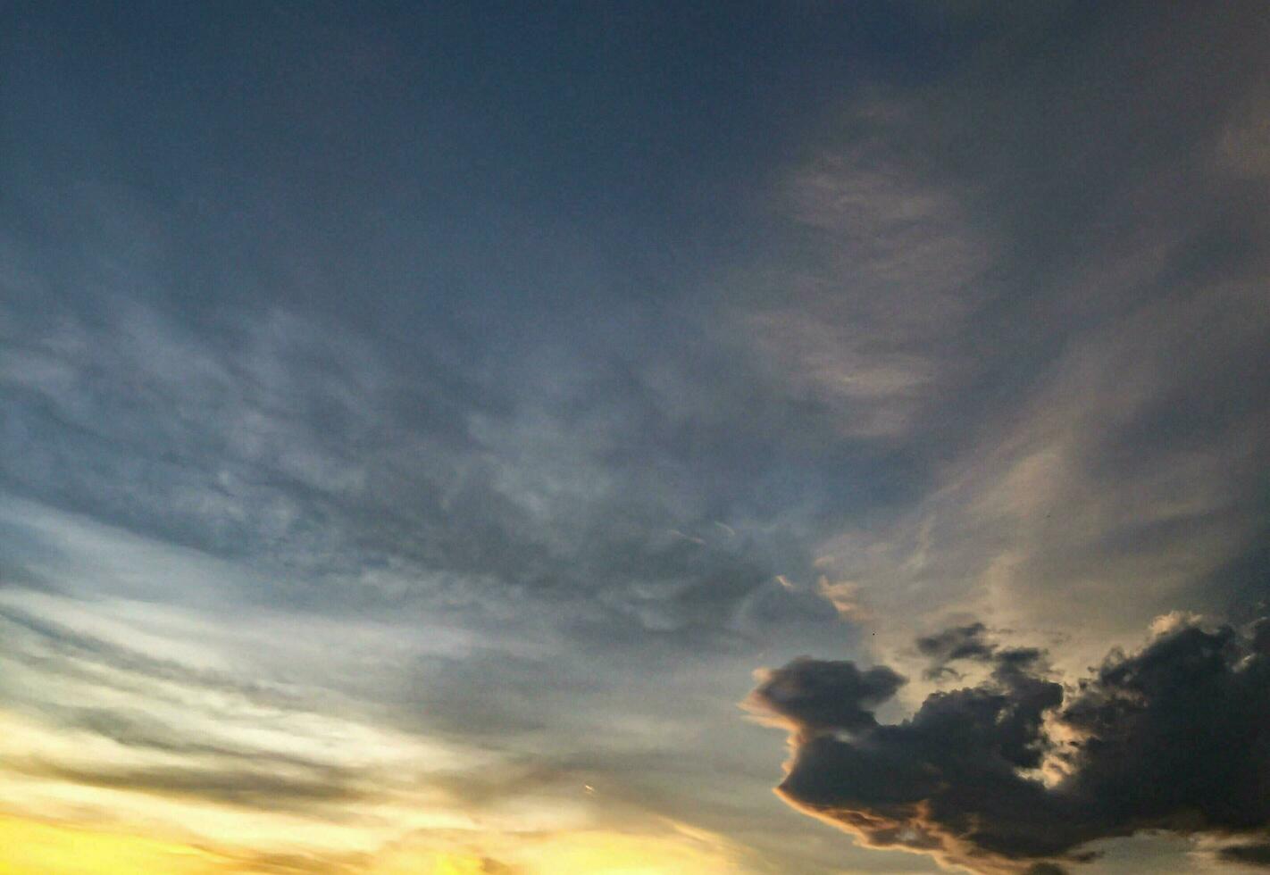 Himmel Sonnenuntergang Landschaft, Hintergrund ob es ist das warm Farbtöne von ein Sonnenaufgang oder Sonnenuntergang, schimmernd Betrachtung von das Sonne auf das Wolken, das Himmel und Wolken haben das Leistung zu inspirieren Gefühle von Scheu und Wunder foto