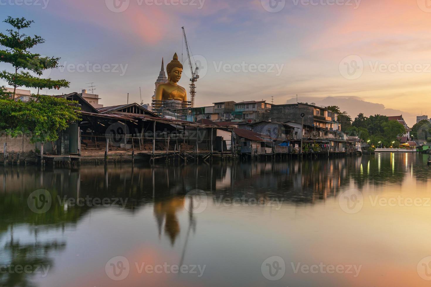 große buddha-statue in thailand bei sonnenuntergang foto