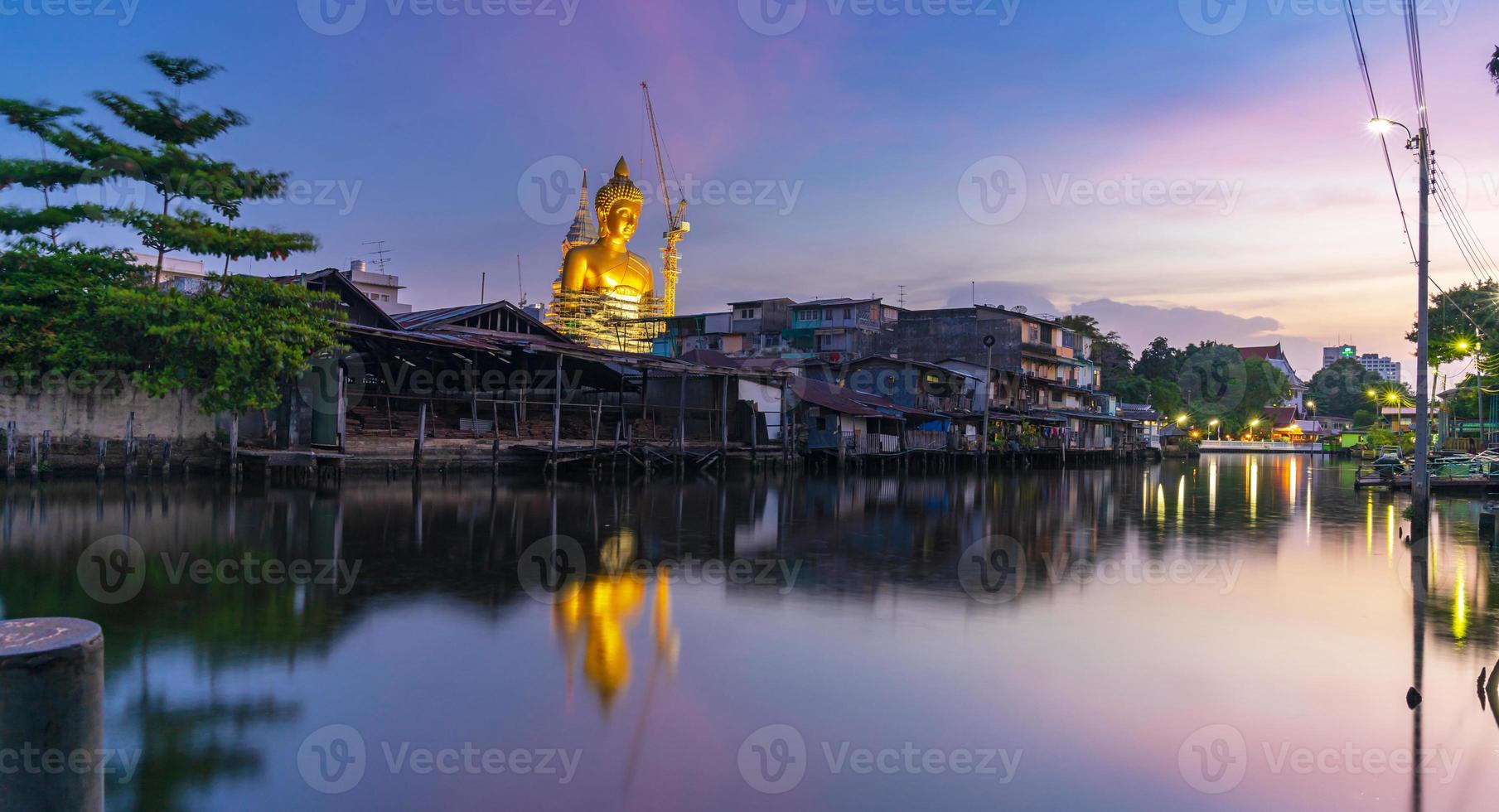 große buddha-statue in thailand bei sonnenuntergang foto