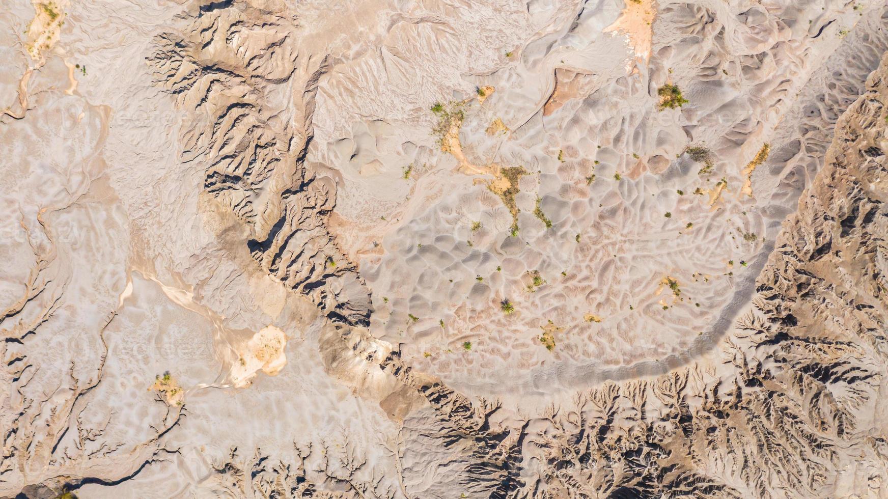 Luftbild von oben Musteroberfläche auf der Erde, die vom Wasser hinterlassen wurde foto