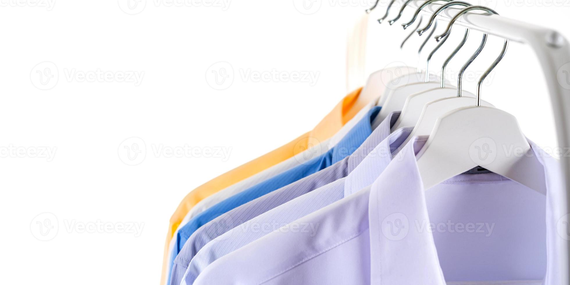 Männer kleiden Hemden Kleidung auf Kleiderbügeln auf weißem Hintergrund foto