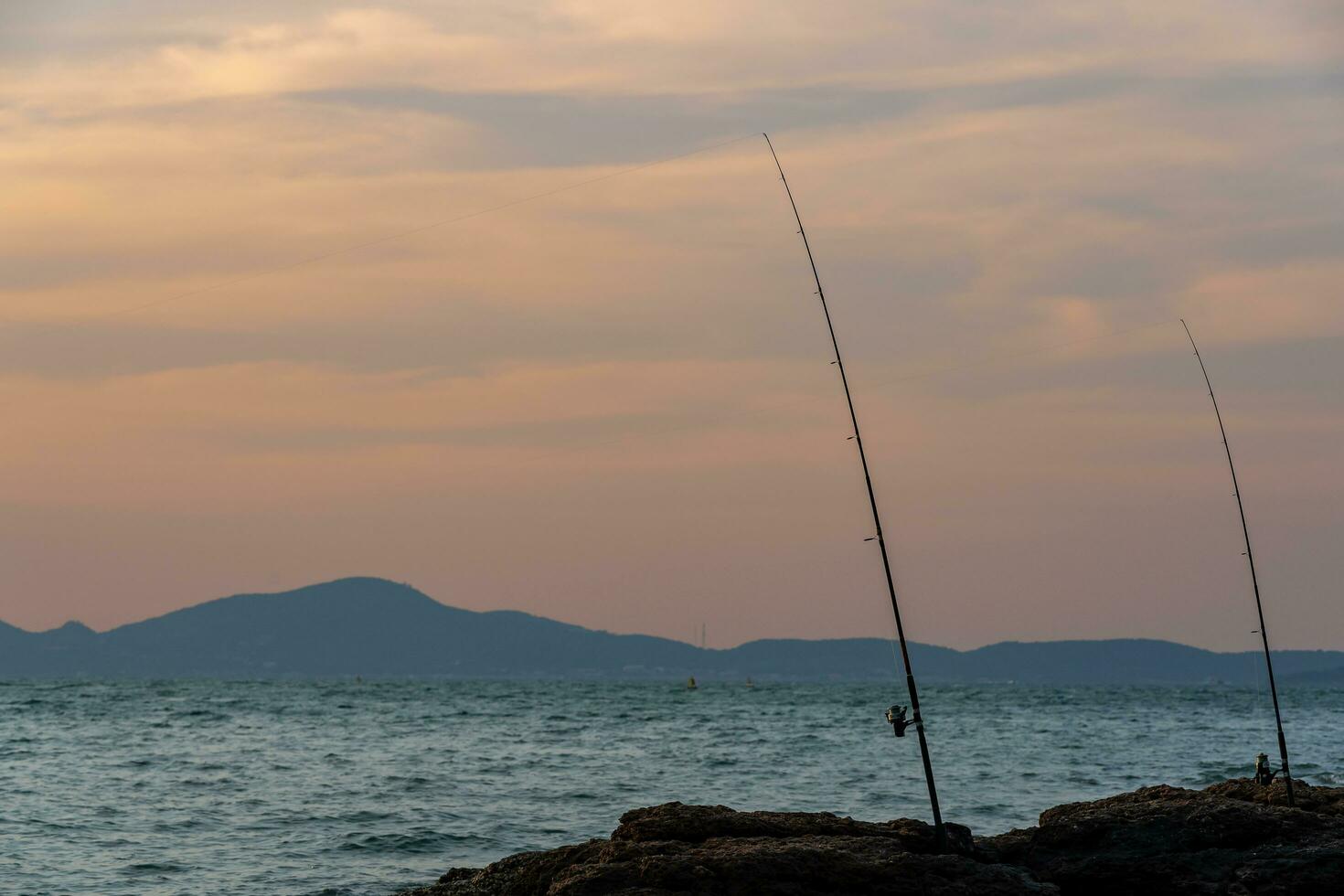 Pattaya Strand, pratumnak Hügel zwischen Süd Pattaya Strand und Jomtien Strand im das Sonnenuntergang, Abend. foto