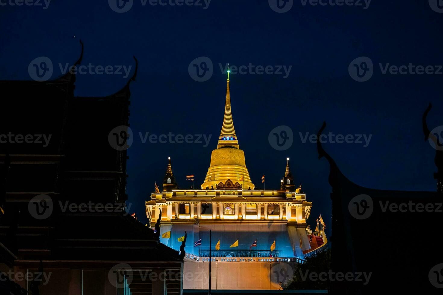 schön Sonnenuntergang beim golden Berg phu khao Tanga ein uralt Pagode beim wat saket Tempel auf Januar 29, 2023. das berühmt Ziel im Bangkok, Thailand. foto