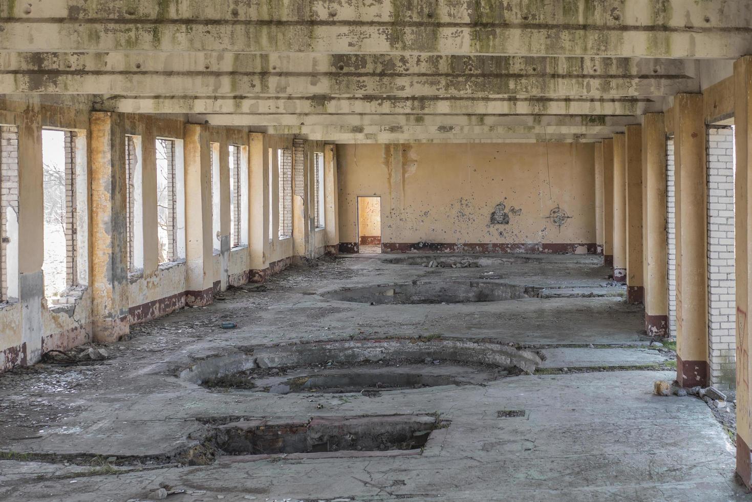 verlassenes Gebäude Echo des Krieges Haus ohne Fenster und Türen foto