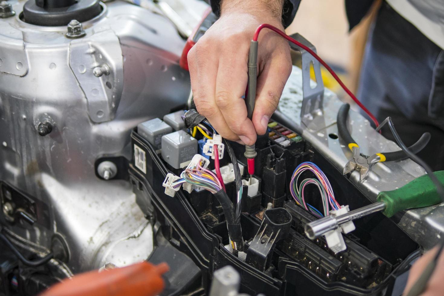 Autoelektriker repariert Autotester und Sicherungen und Zangen foto