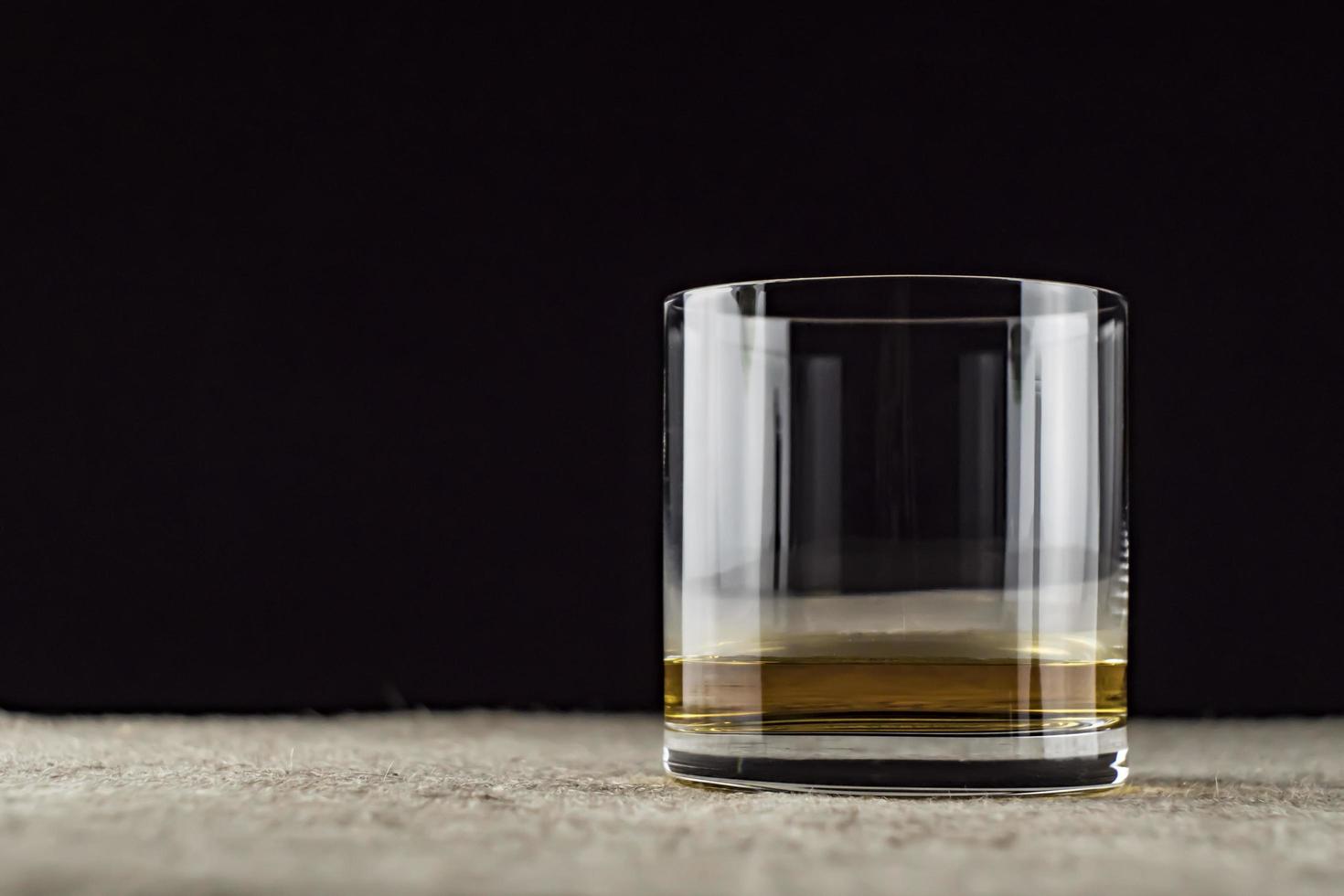 Whisky wird in ein Glas gegossen foto