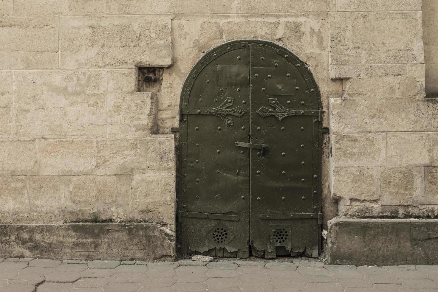 eine alte Tür in der Mauer der alten Stadtglocke foto