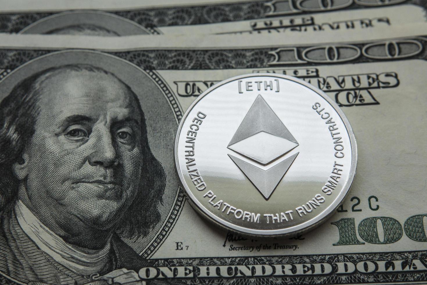 Kryptowährung Ethereum auf dem Hintergrund des Dollars foto