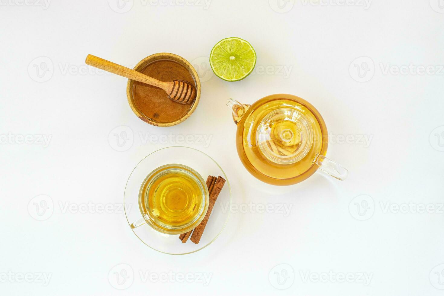 Draufsicht auf eine Tasse Tee mit Ingwerwurzel, Limette, Zimt und Teekanne auf weißem Hintergrund. Konzept für Gesundheitsgetränke. foto