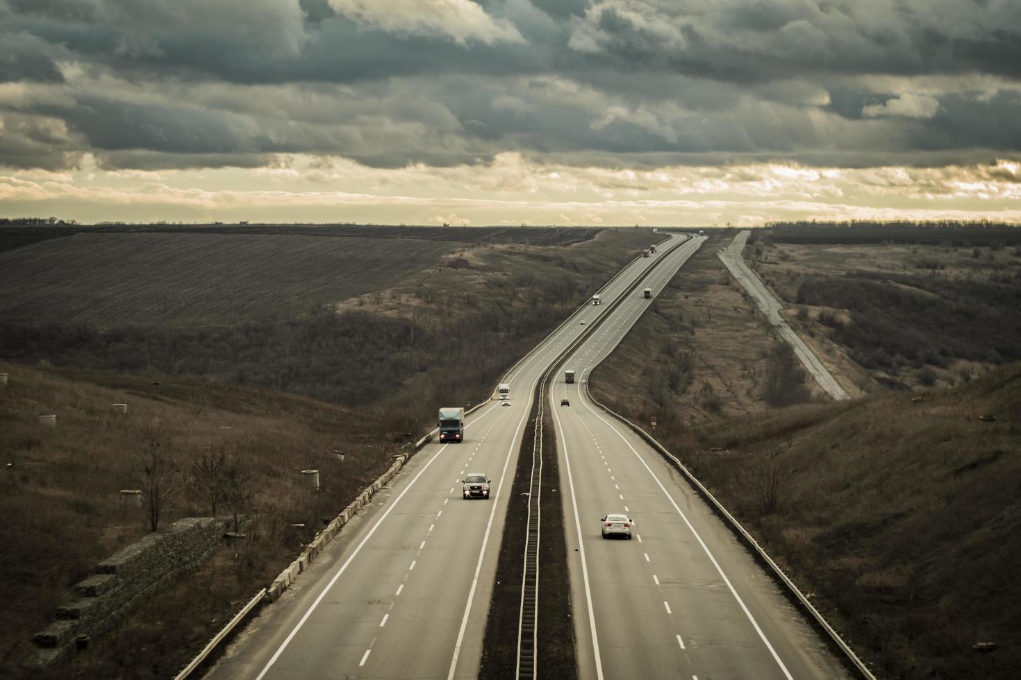 Autobahn erstreckt sich über den Horizont foto