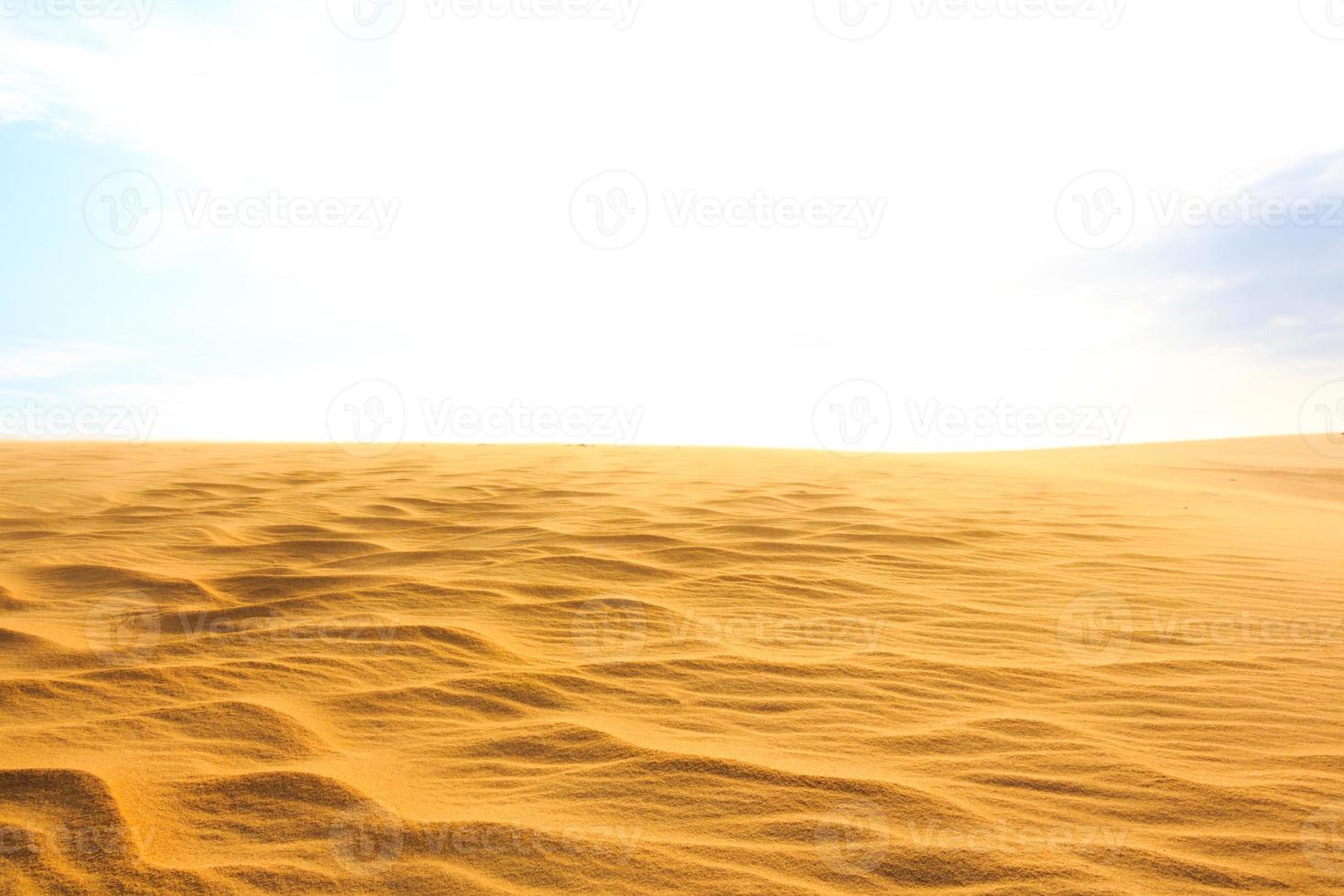 Welle auf Wüste und blauem Himmel Mui Ne Sanddüne in Südvietnam foto