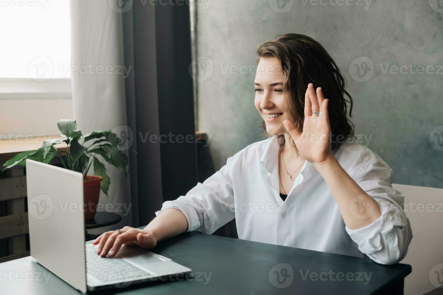 Frau beschäftigt, verlobt im online Netz Konferenz Plaudern, Umarmen arbeiten, lernen, freiberuflich, und Digital Sitzungen. Umarmung das Zukunft mit online Video Konferenzen, Entfernung Lernen, und virtuell Datierung. foto