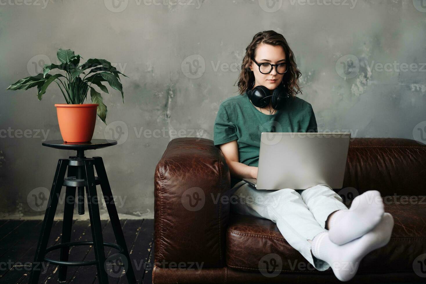 produktiv Zuhause Büro, jung Frau beschäftigt, verlobt im Laptop arbeiten, Darstellen Von zuhause aus arbeiten, freiberuflich, Geschäft, und Lebensstil Konzept zum Studenten und Profis. foto