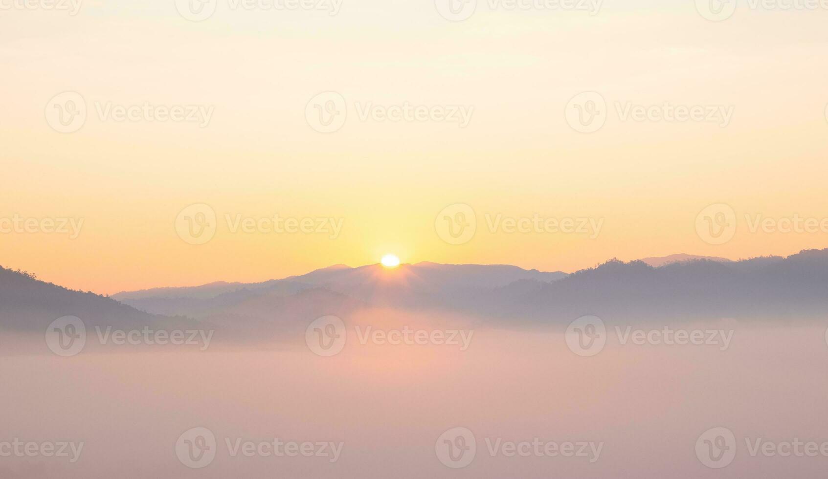 bunt von Himmel und schön Berg Landschaft.Morgen Sonnenaufgang Zeit Berg Landschaft foto