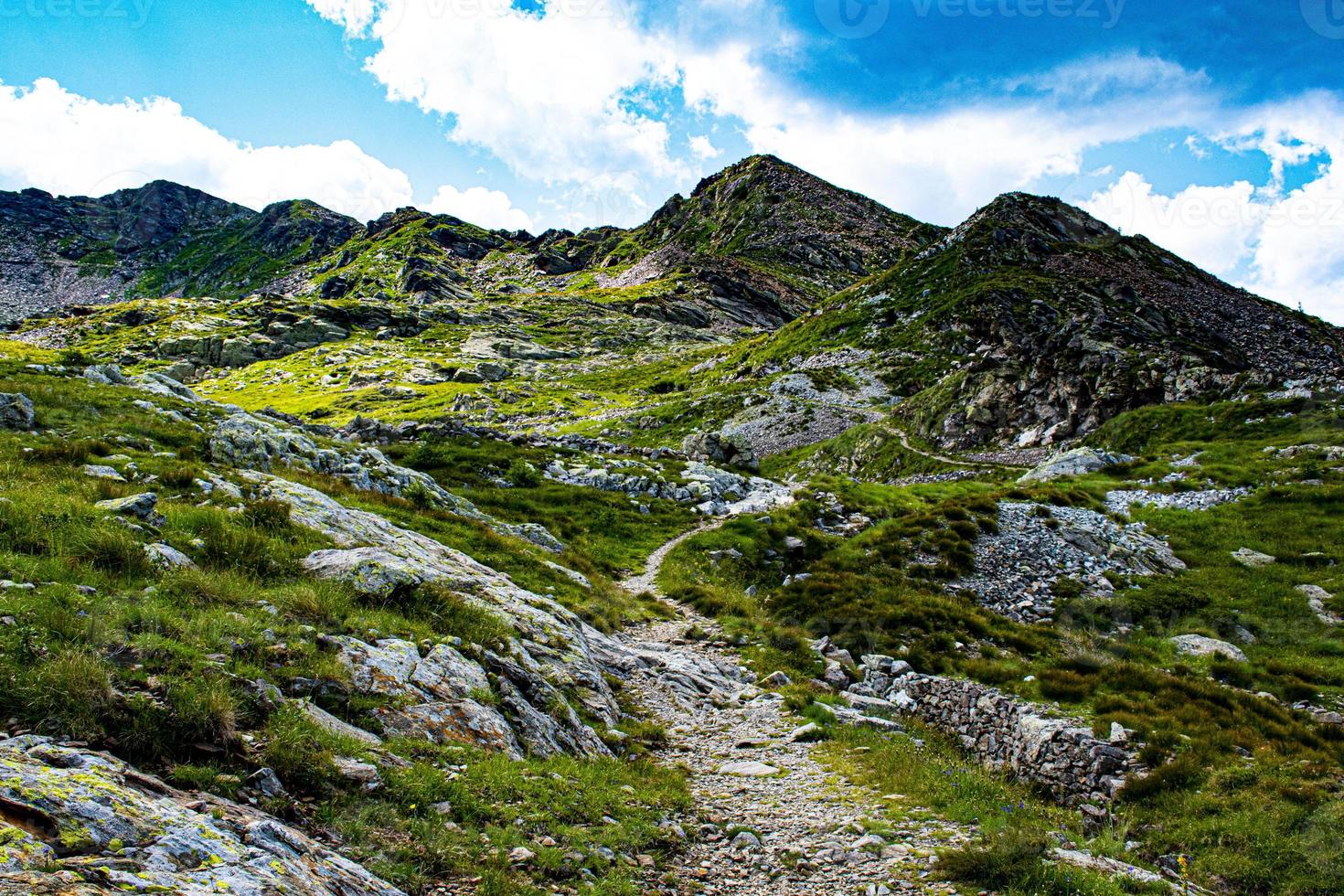 Weg durch Berge foto