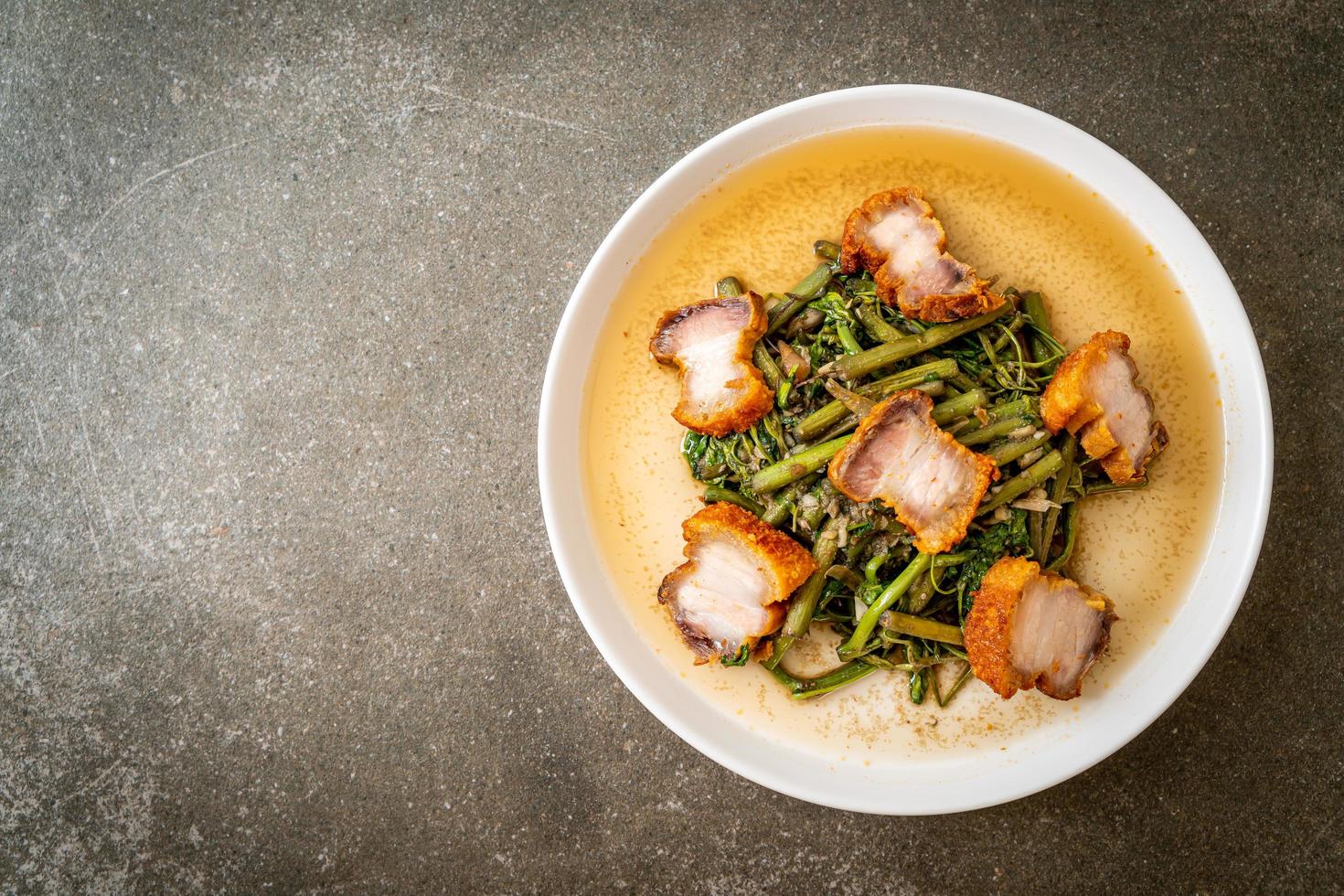 gebratene Wassermimose mit knusprigem Schweinebauch rühren foto