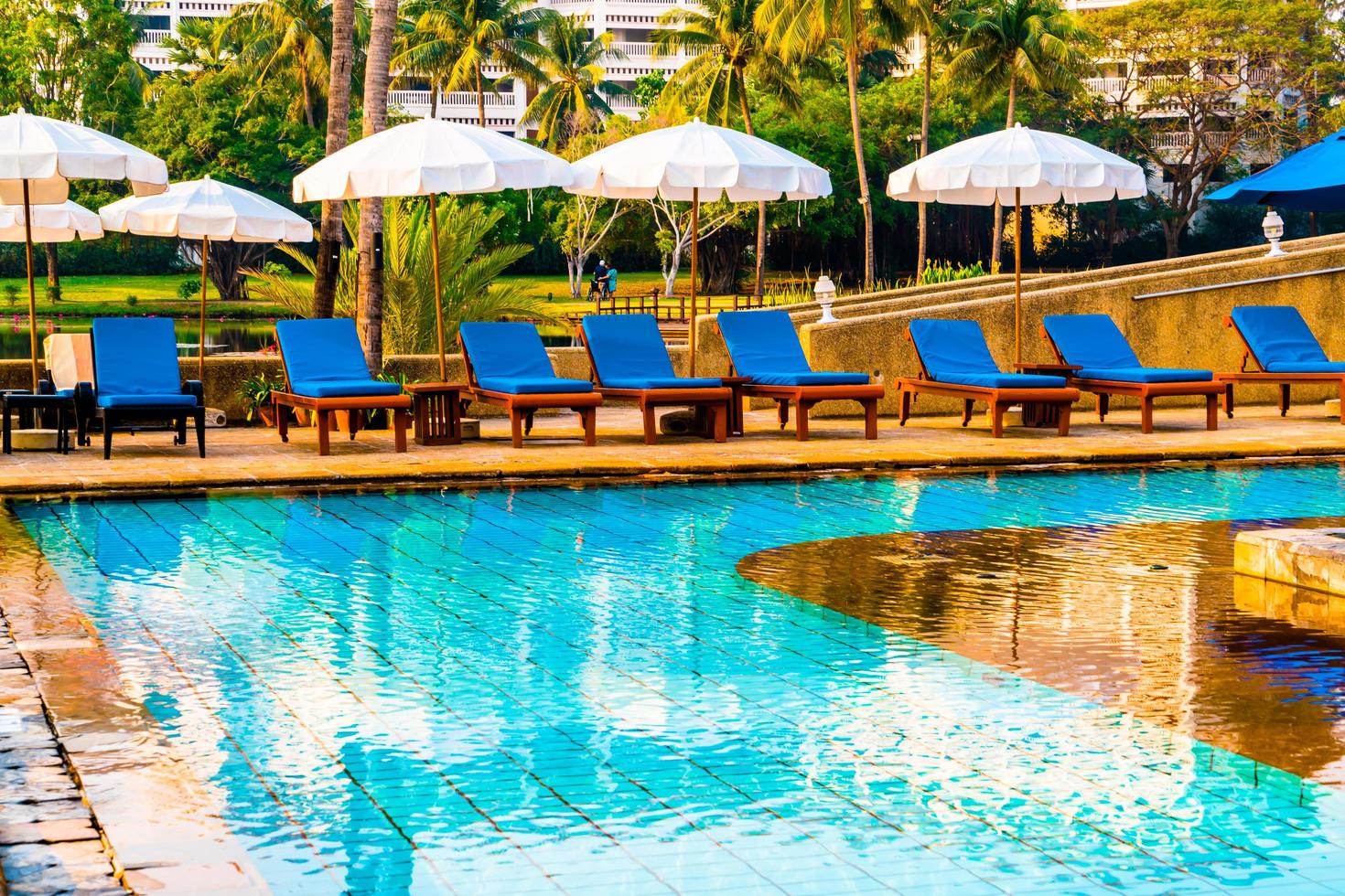 schöner Sonnenschirm und Stuhl um den Pool im Hotel und Resort? foto