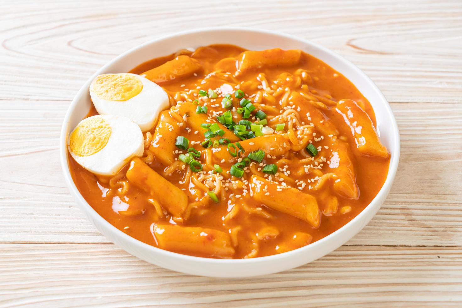 koreanische Instantnudeln und Tteokbokki in koreanischer scharfer Sauce oder Rabokki foto