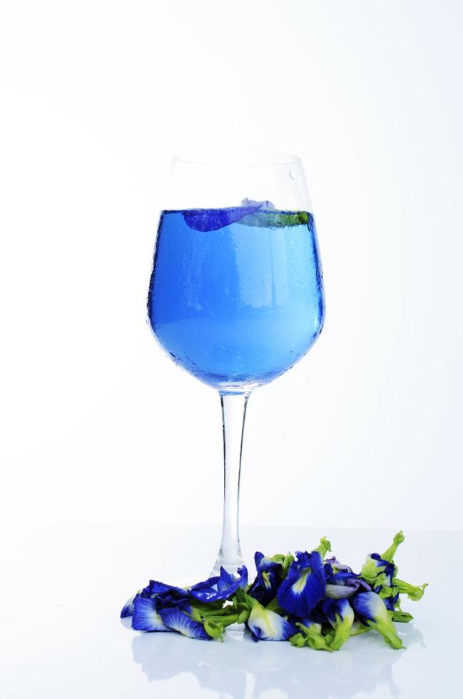 blaues Getränk mit Schmetterlingserbse Kräuter auf weißem Hintergrund foto
