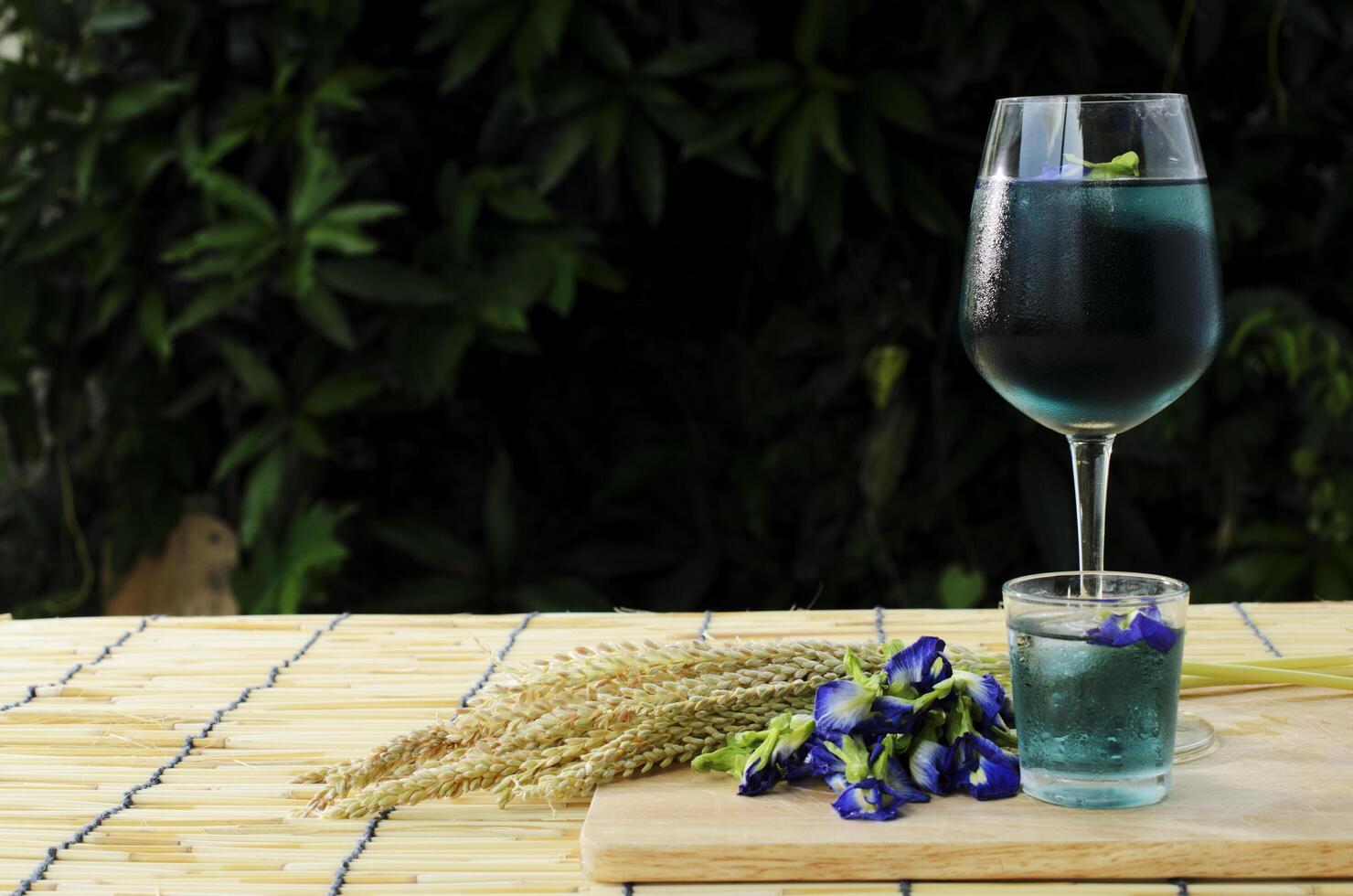 Iced Blue Drink mit Schmetterlingserbsenblüten foto