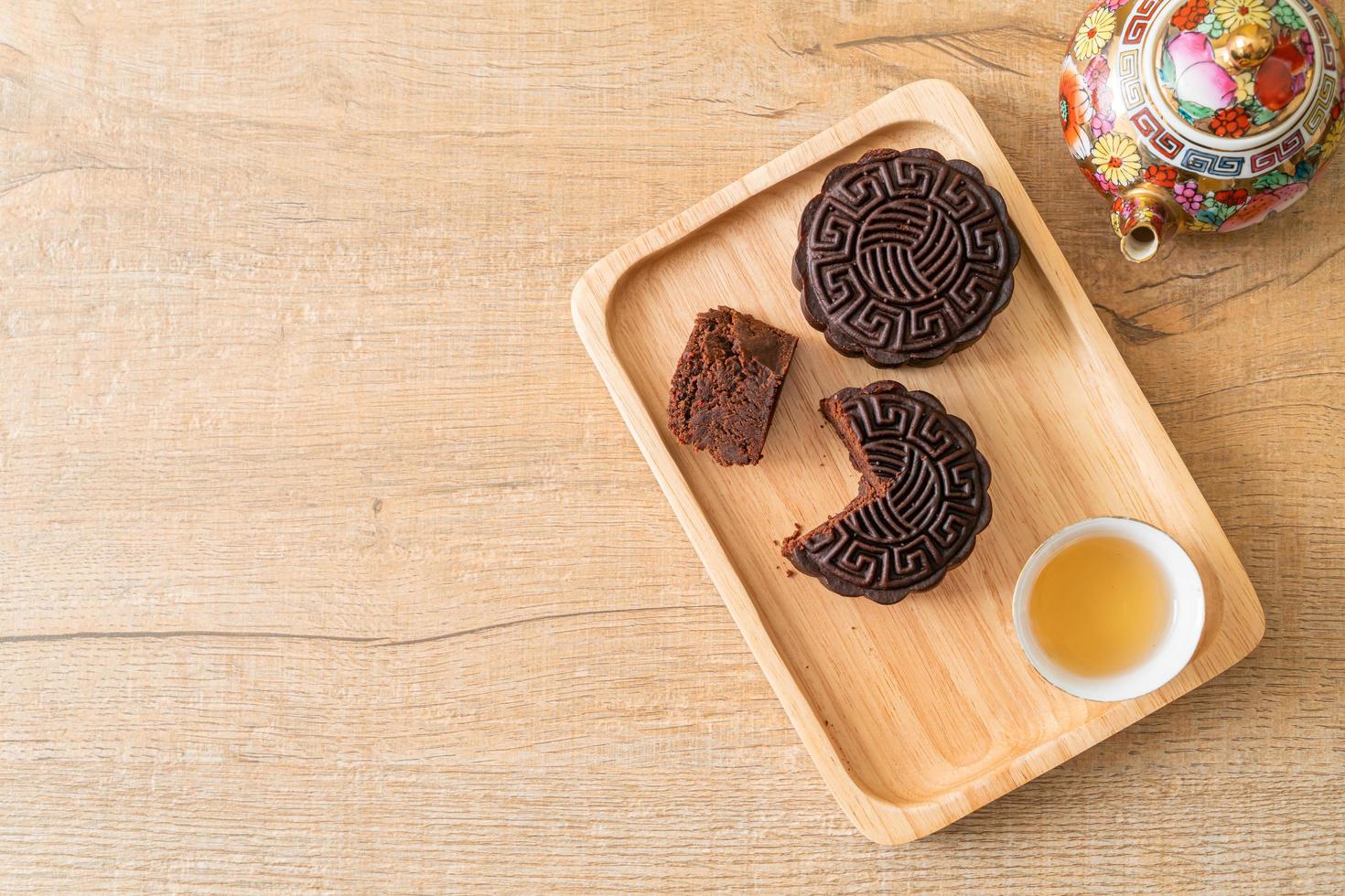 chinesischer mondkuchen mit dunklem schokoladengeschmack foto