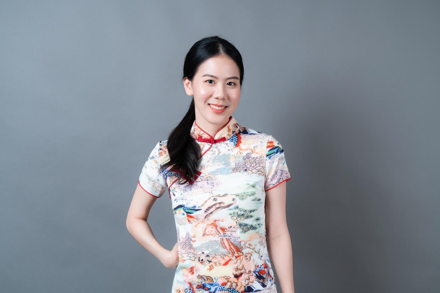glückliche schöne junge asiatische frau trägt chinesisches traditionelles kleid foto