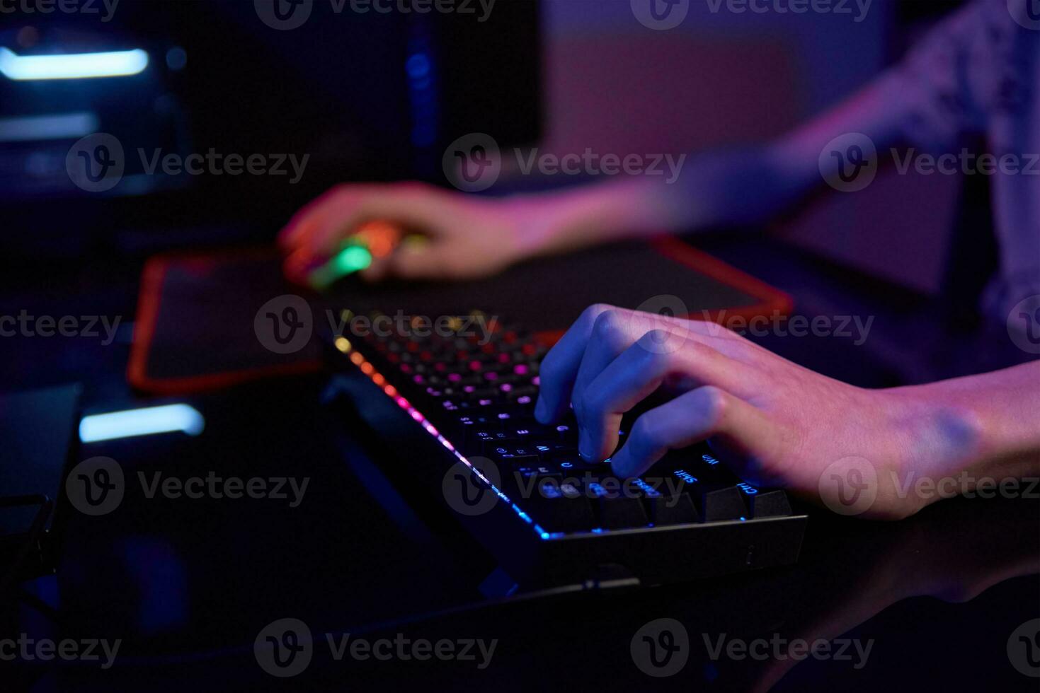 gamer spielen computerspiel, verwenden rgb neonfarbene tastatur foto