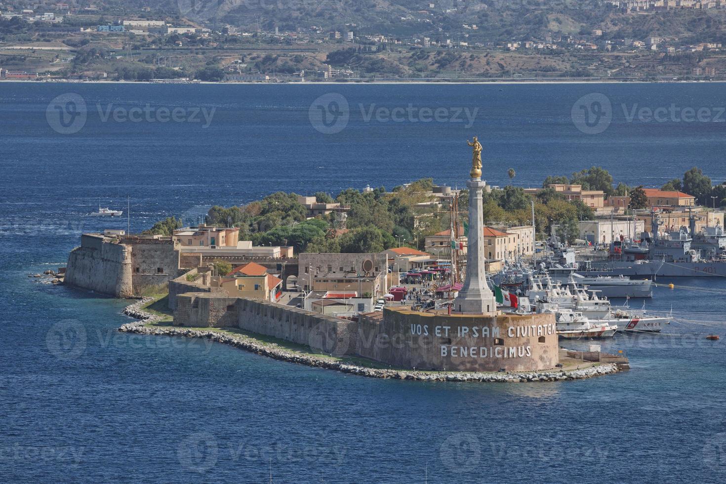 Blick auf den Hafen von Messinas mit der goldenen Statue der Madonna della Lettera in Sizilien, Italienita foto