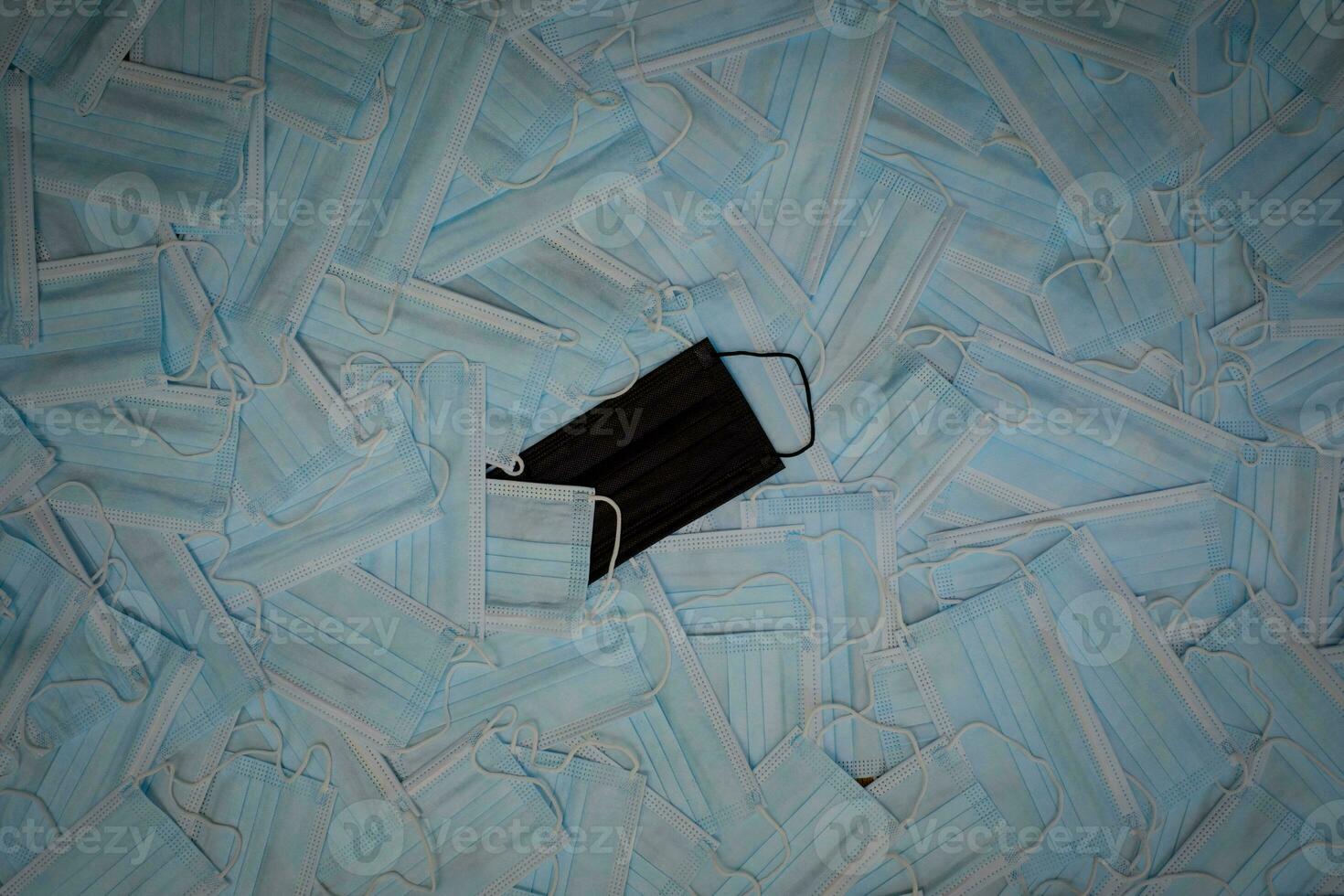 schwarze chirurgische gesichtsmaske auf blauem maskenhintergrund foto