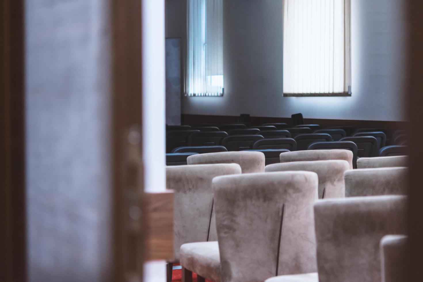 leerer Konferenzraum, der sich auf die Geschäftspräsentation vorbereitet foto