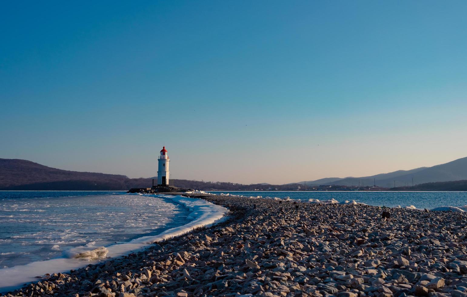 Meereslandschaft mit Blick auf den Leuchtturm von Tokarevsky foto