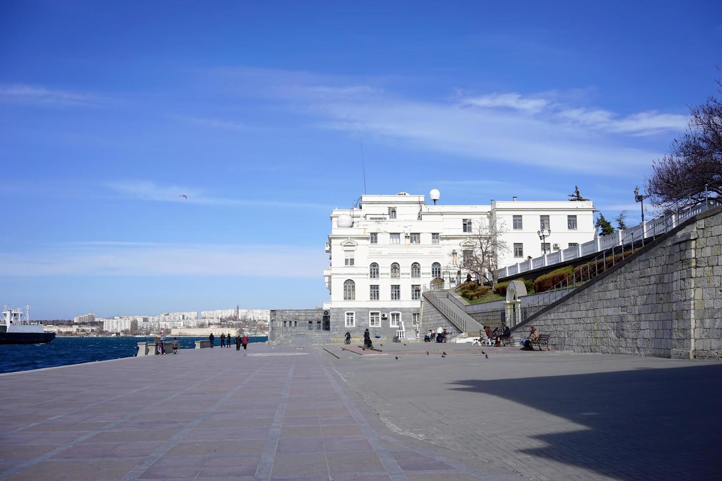 Stadtlandschaft von Sewastopol mit Gebäuden und Architektur foto