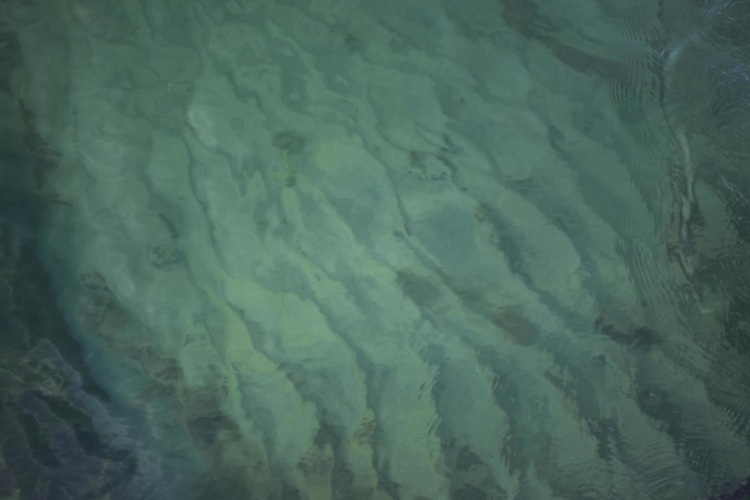 Tapetenwellen auf dem Meerwasserhintergrundtapete foto