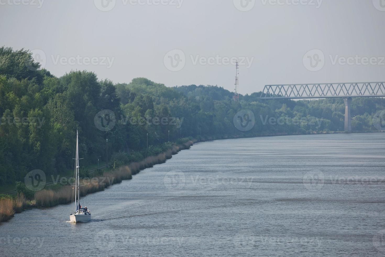 Boot segelt durch den Kieler Kanal in Deutschland foto