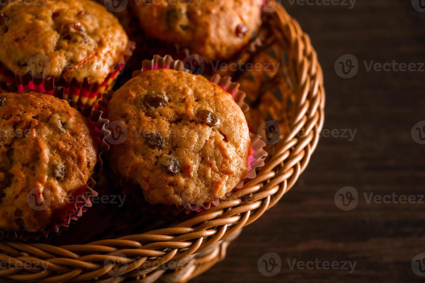 frisch gebackene hausgemachte Muffins mit Rosinen und Karotten foto