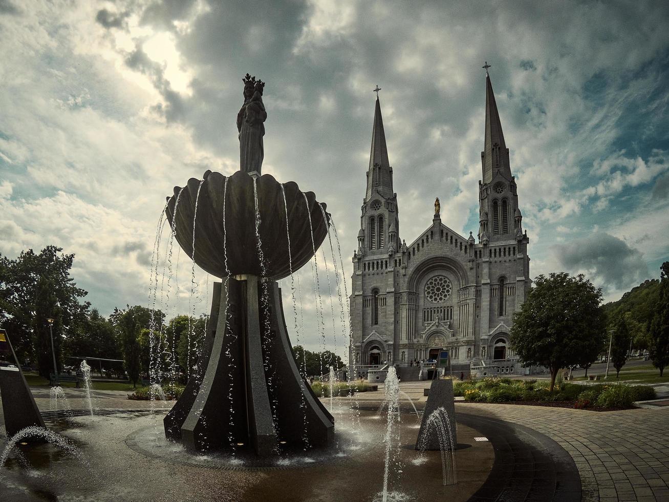 der Brunnen in der Nähe der Kathedrale foto