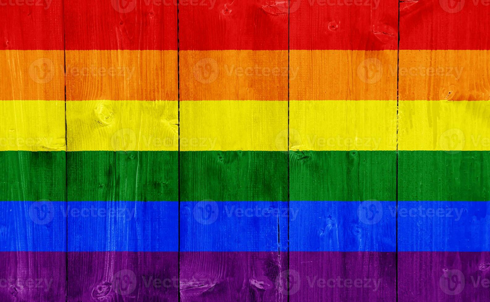 Flagge von das lgbt Gemeinschaft auf das Hintergrund von das hölzern Textur von das Bretter. Regenbogen Fröhlich Kultur Symbol. Konzept Collage. foto