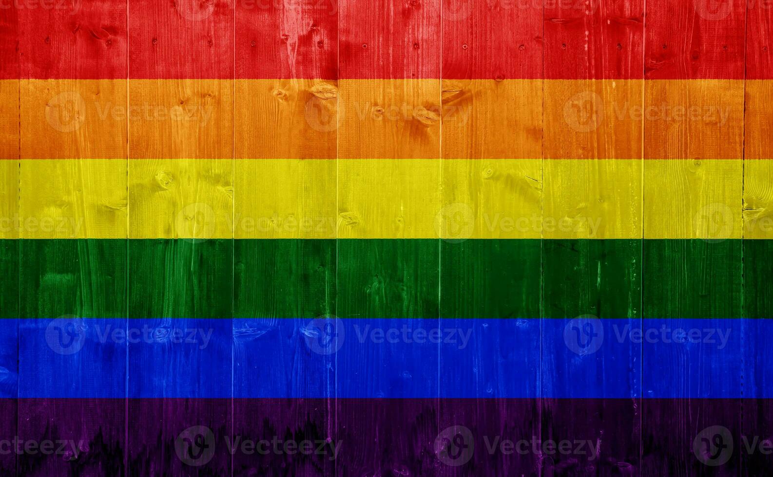 Flagge von das lgbt Gemeinschaft auf das Hintergrund von das hölzern Textur von das Bretter. Regenbogen Fröhlich Kultur Symbol. Konzept Collage. foto