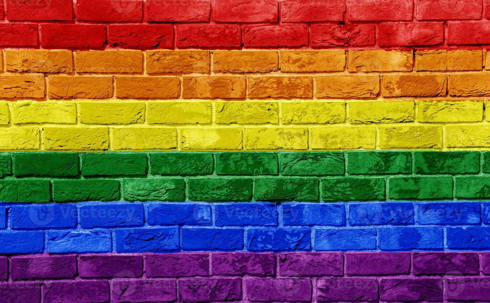 Flagge von das lgbt Gemeinschaft auf das Hintergrund von ein Stein Mauer. Regenbogen Symbol von Fröhlich Kultur. Konzept Collage. Illustration Symbol von Stolz. foto