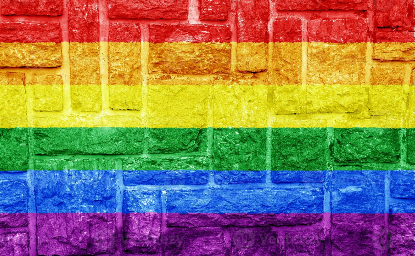 Flagge von das lgbt Gemeinschaft auf das Hintergrund von ein Stein Mauer. Regenbogen Symbol von Fröhlich Kultur. Konzept Collage. Illustration Symbol von Stolz. foto